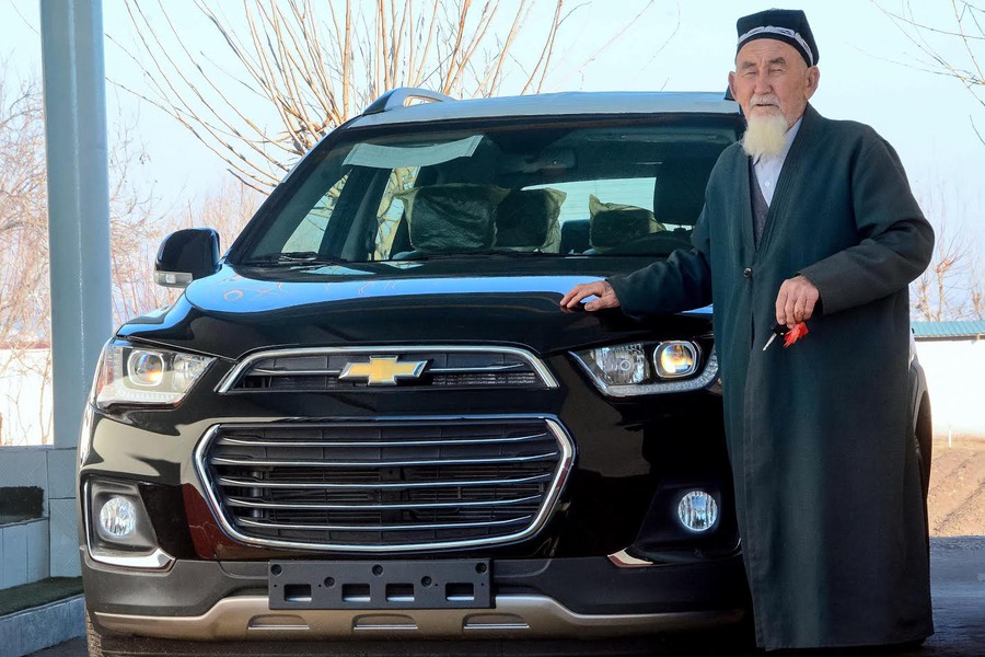 Президент сурхондарлик оксоколга captiva автомобилини совга килди — узбекистон