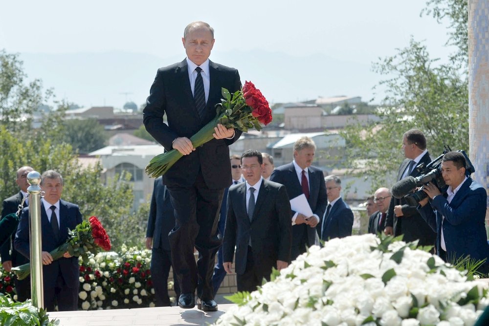 Путин самаркандда ислом каримов кабрига гулдаста куйди видео — узбекистон